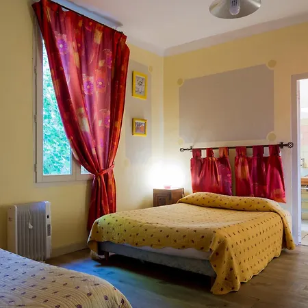 Domaine Du Mas Bazan Guest house